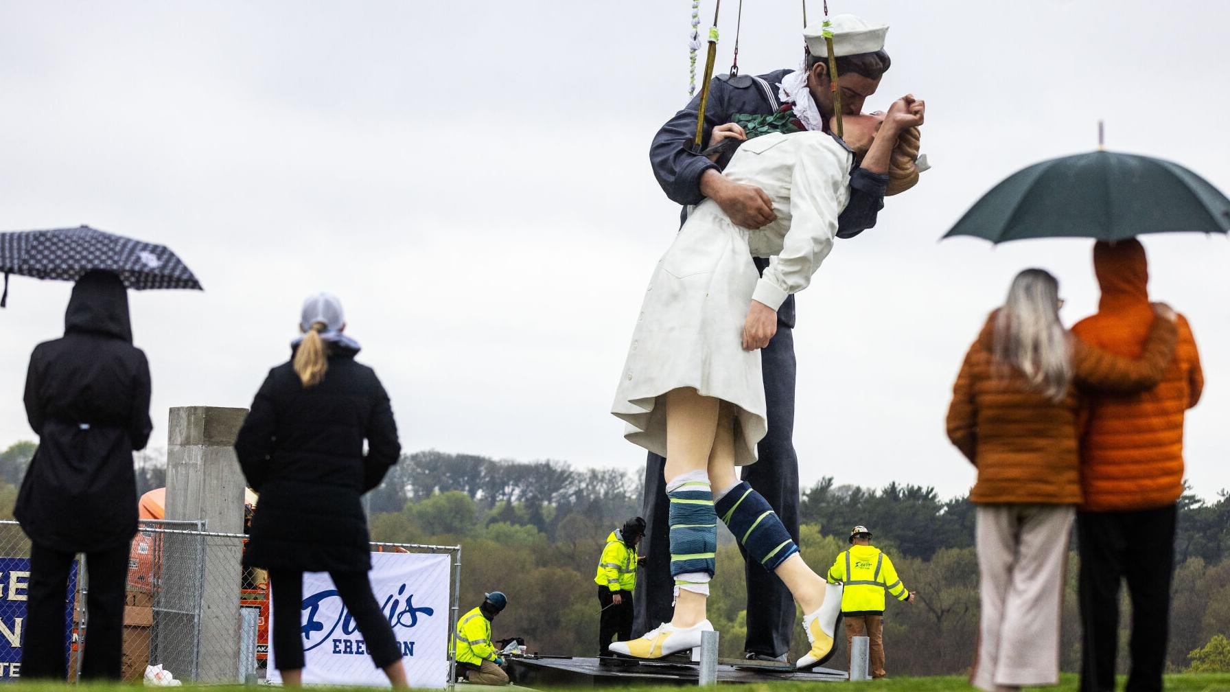 A long 'Kiss' goodbye: Memorial Park statue to linger in Omaha until January 2024